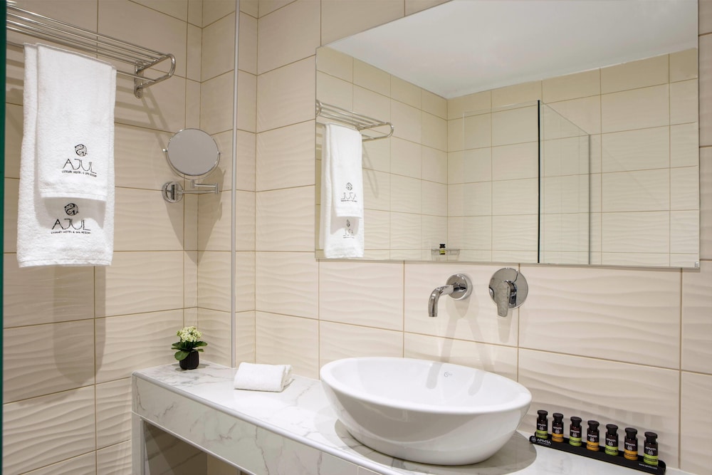 Zeus Eleva Ajul, a Registry Collection Hotel 83/83