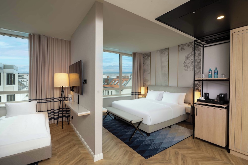 JUNIOR SUITE, KING BED