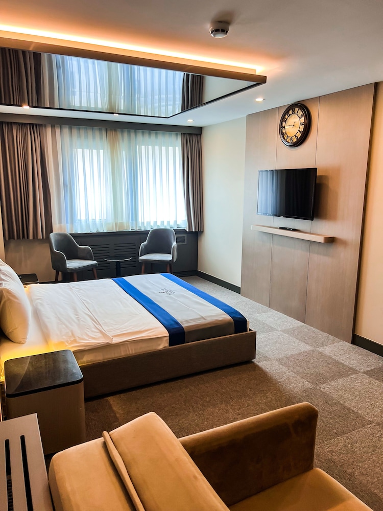 Triada Hotel Karakoy 25/65