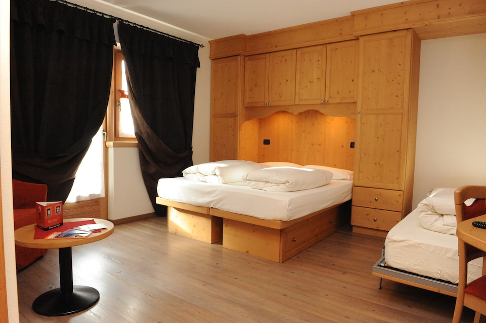 ROOM, DOUBLE OR TWIN BED, BALCONY
