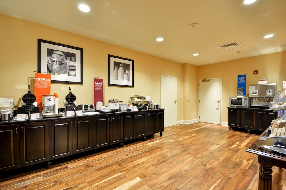 Hampton Inn & Suites North Charleston-University Blvd 7/55