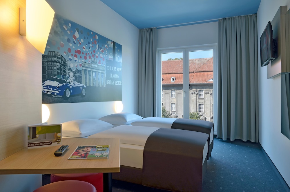 ROOM, TWIN BEDS