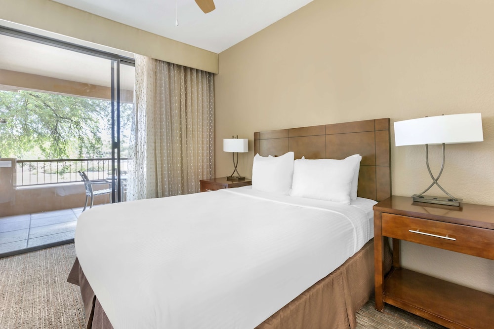 3 BEDROOMS, SUITE, 1 KING AND 2 QUEEN BEDS, ACCESSIBLE
