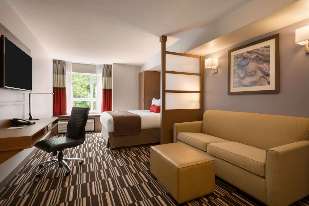 Microtel Inn & Suites by Wyndham Oyster Bay 36/56
