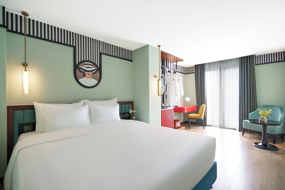 Room, King Bed, Street View, Sun Room, Balcony