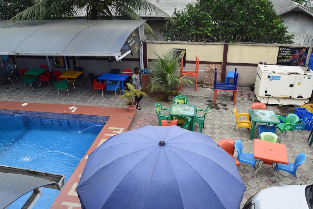 De'elites Pool Bar & Inn 6/30
