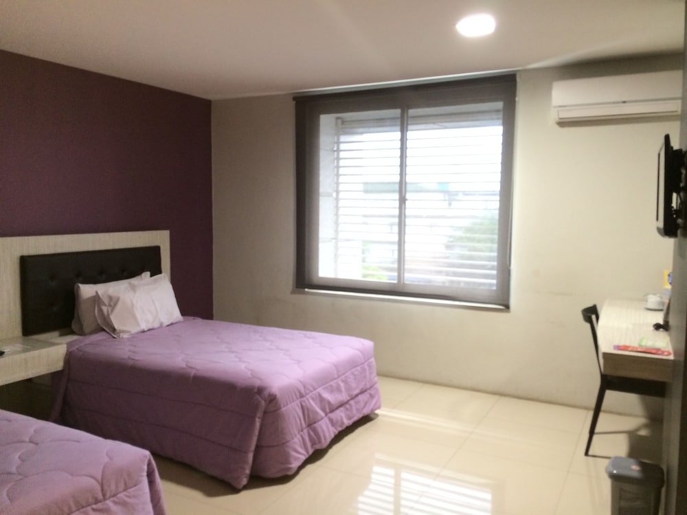 DELUXE, TWIN BEDS