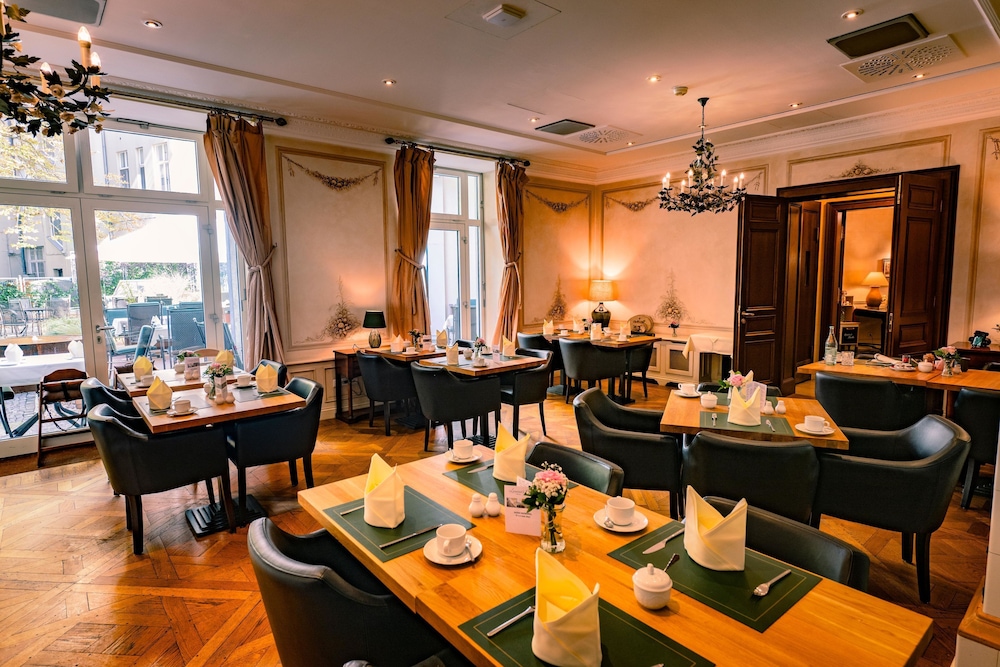 Louisas Place Hotel 96/108