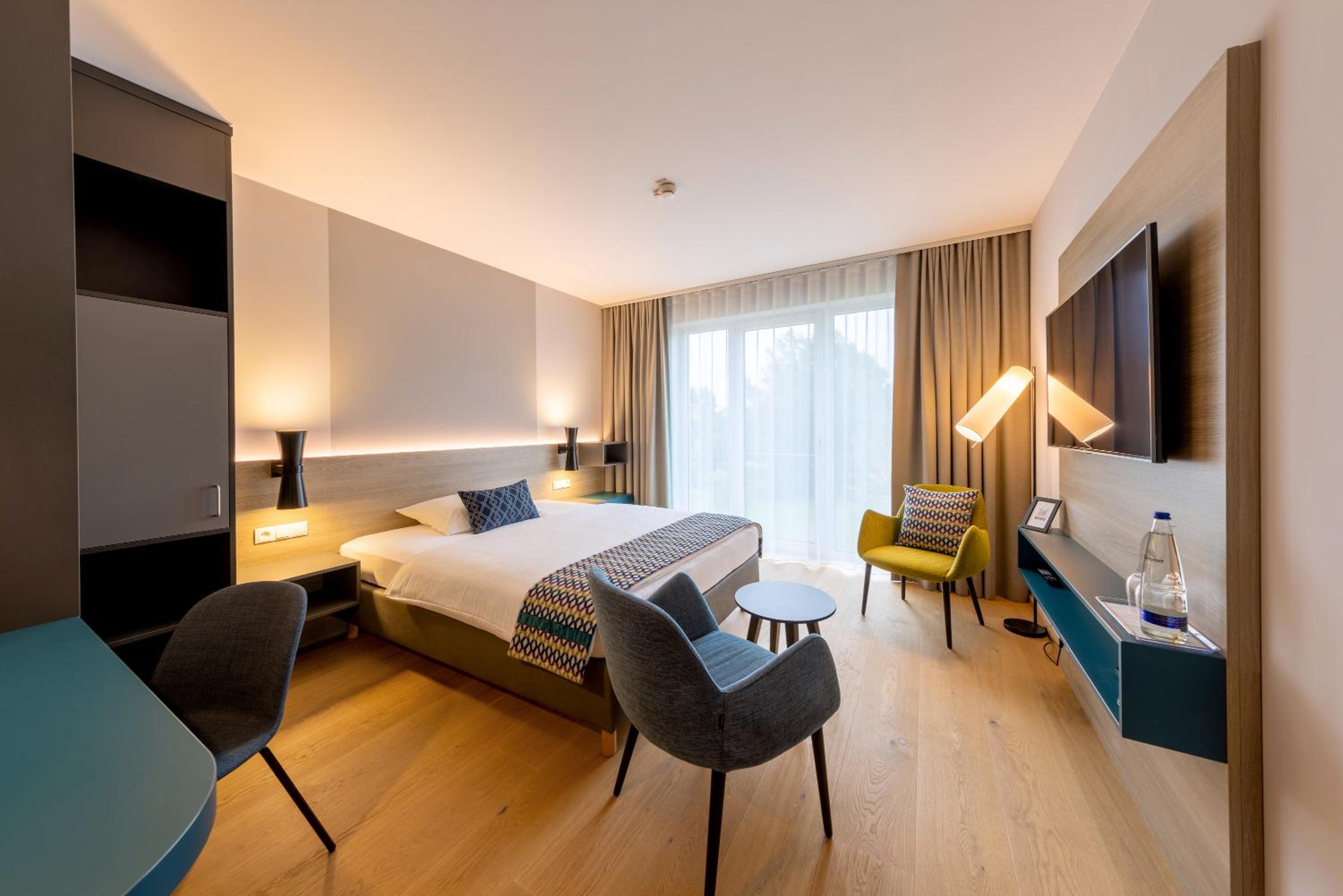 Standard, Queen Bed