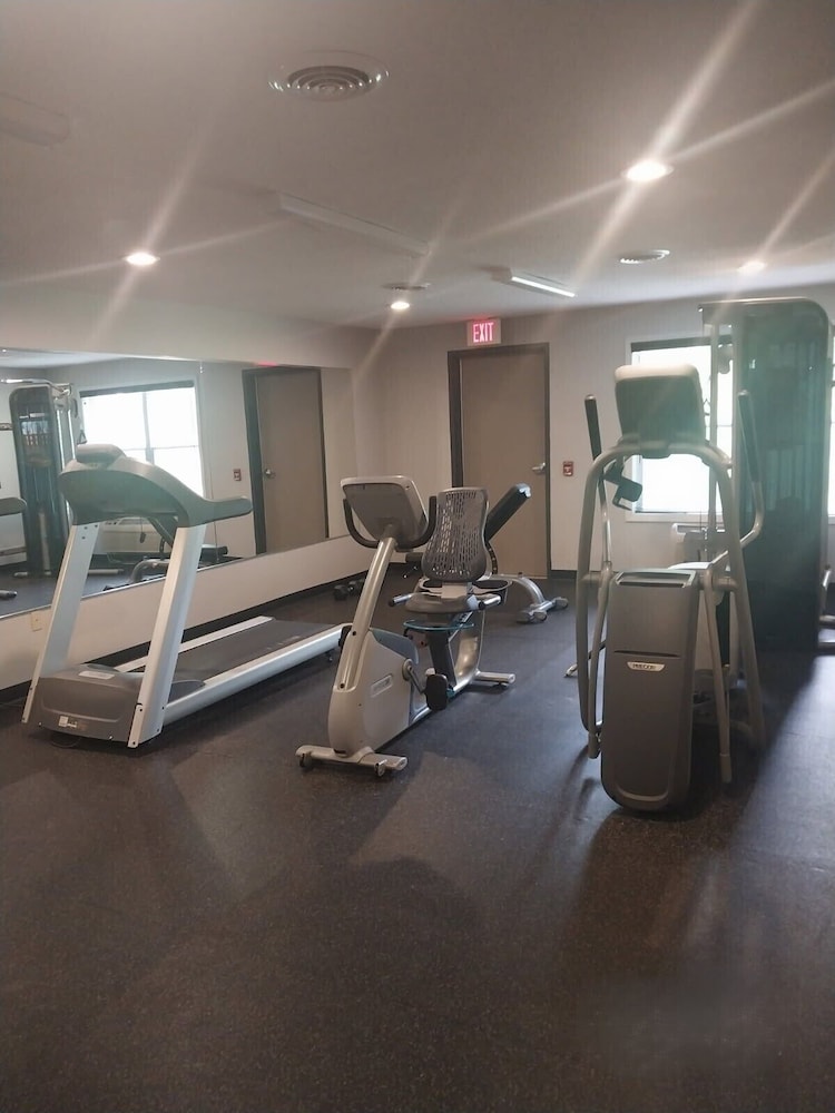 Country Inn & Suites by Radisson, Platteville, WI 31/48