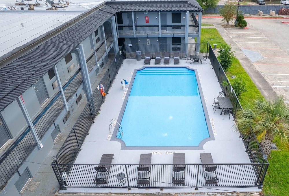 Days Inn & Suites by Wyndham Texas City 8/52