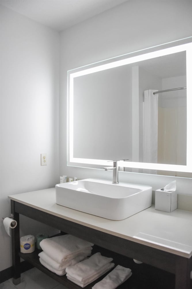 Country Inn & Suites by Radisson, Bloomington-Normal West, IL 55/56