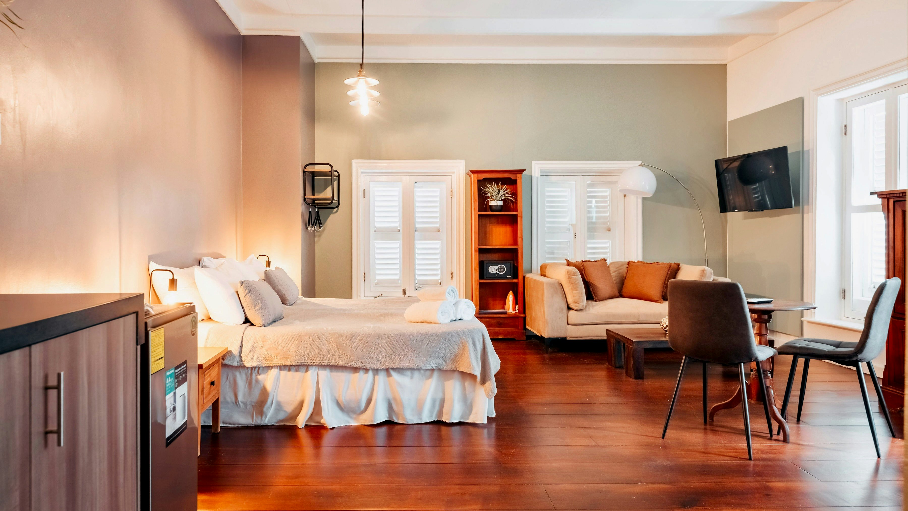 DELUXE, STUDIO, SUITE, KING BED
