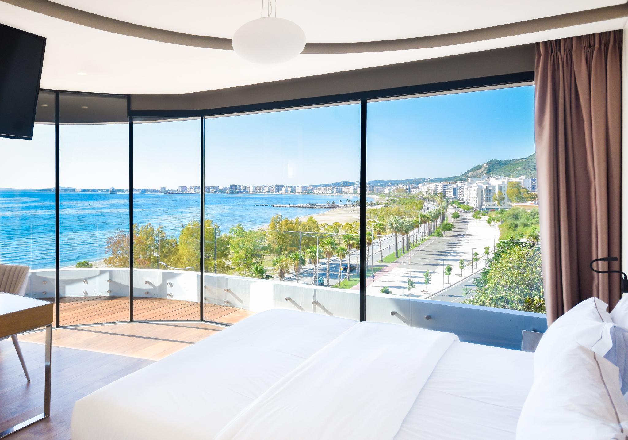 2 Bedrooms, 2 Rooms, Family Suite, Balcony