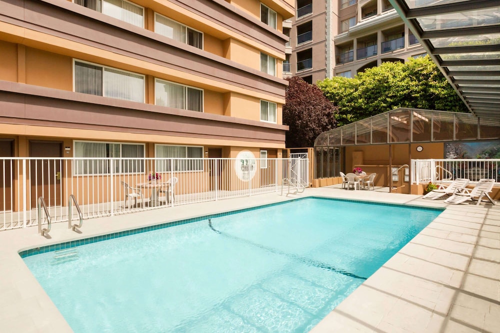 Days Inn by Wyndham Victoria On The Harbour 6/38