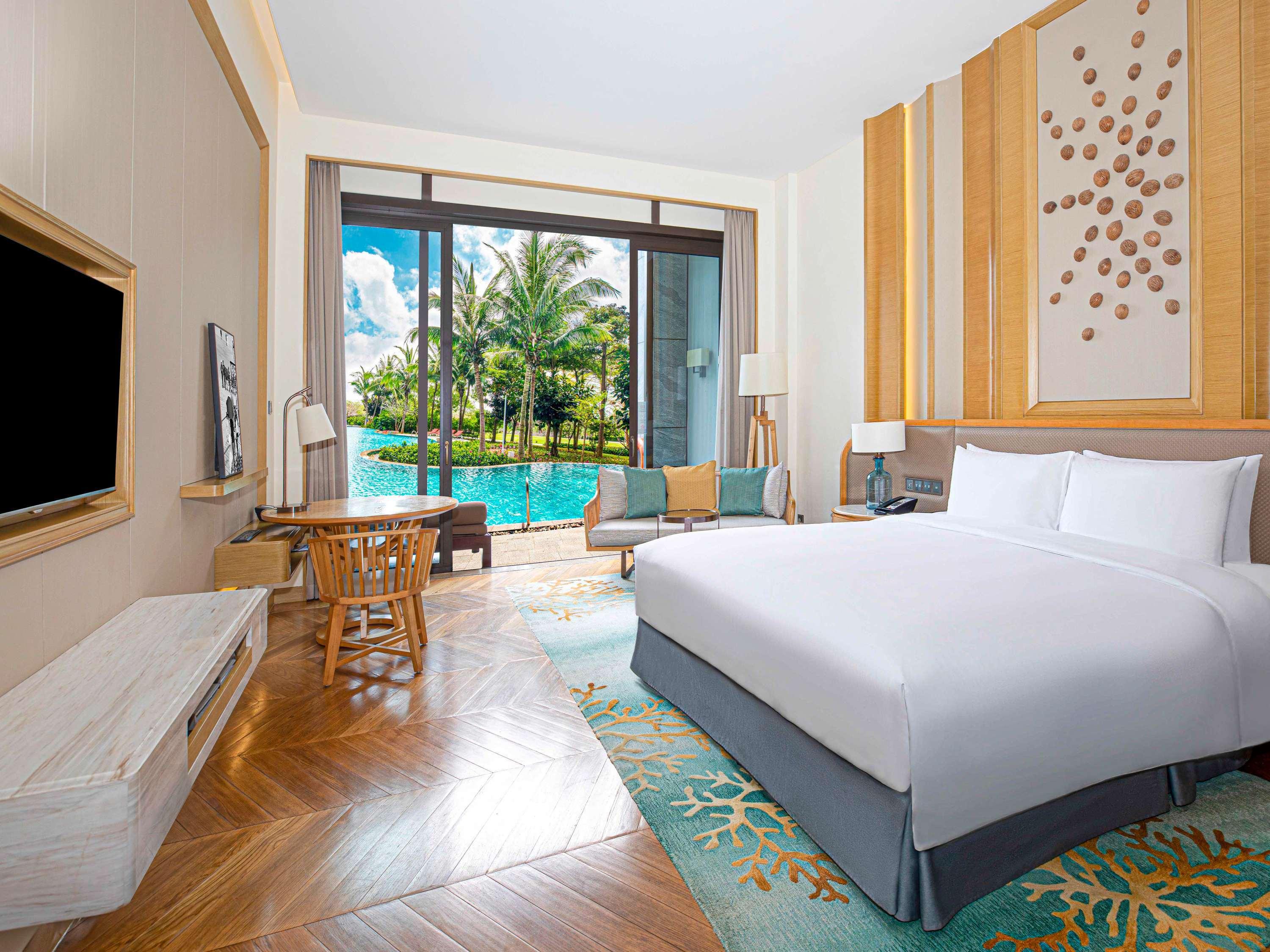 LAGOON, LUXURY, KING BED, POOL ACCESS