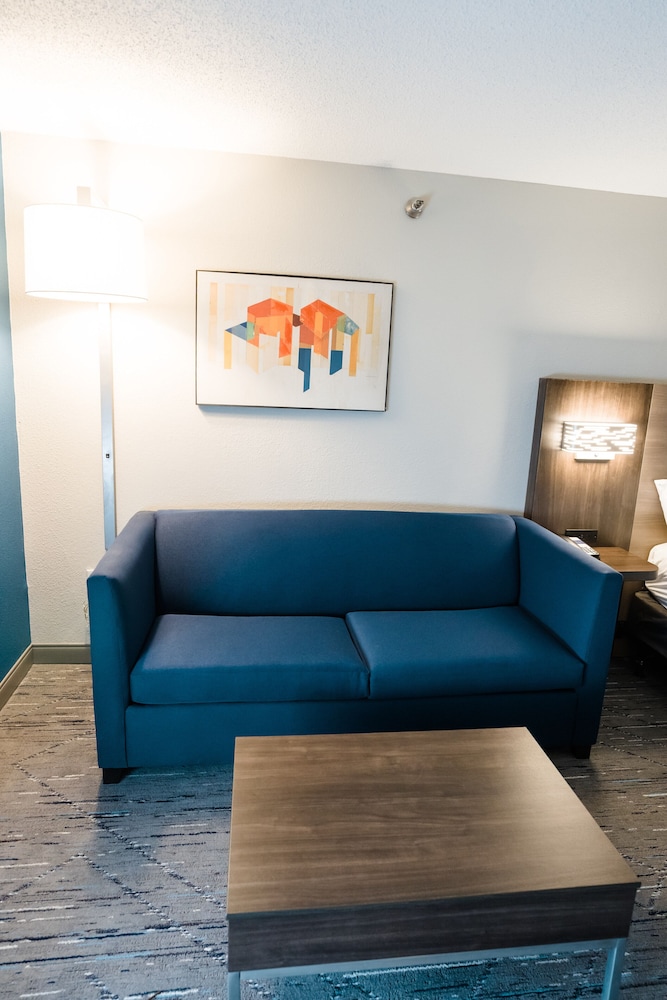Holiday Inn Express Hotel and Suites Knoxville-North-I-75 Exit 112 39/61