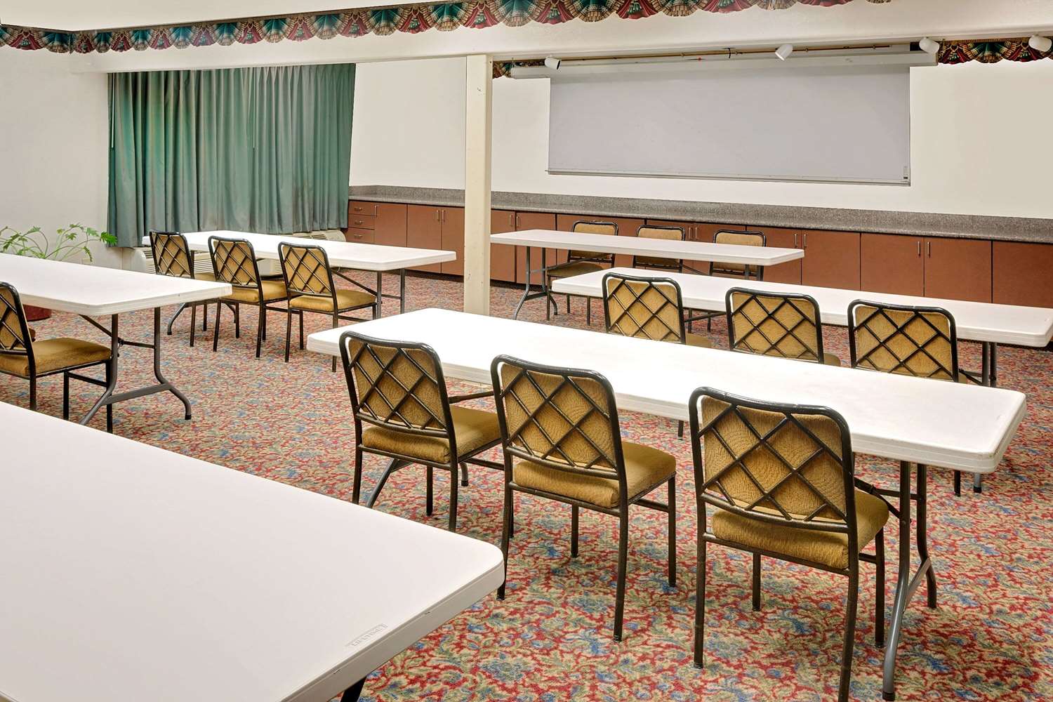 Days Inn & Suites By Wyndham Opelousas 10/13