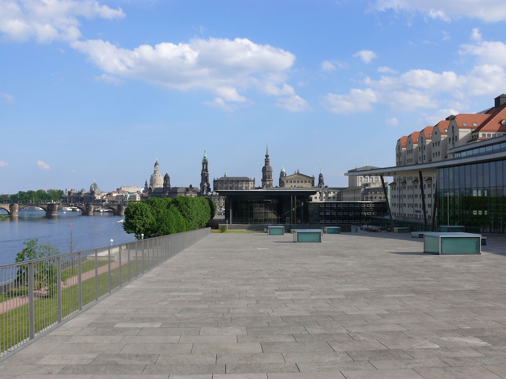Maritim Hotel & Internationales Congress Center Dresden 73/75