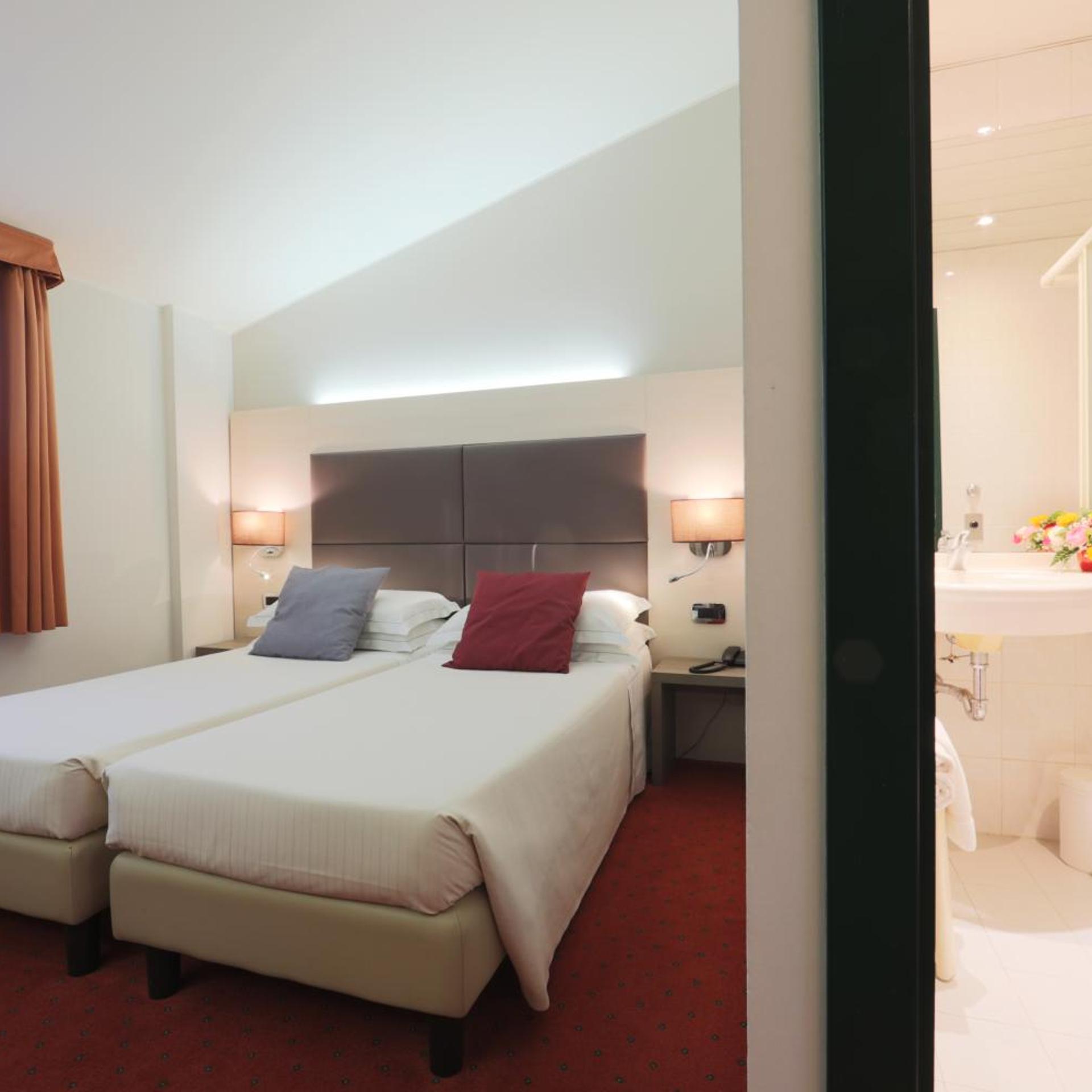 ROOM, DOUBLE OR TWIN BED