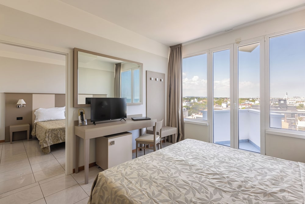 FAMILY, 2 DOUBLE BEDS, CITY VIEW