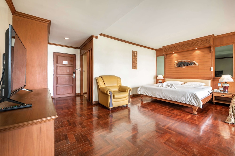 DELUXE, KING BED