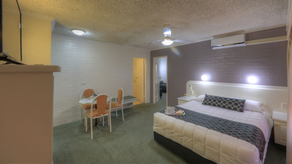COUSINS MOTOR INN 17/62
