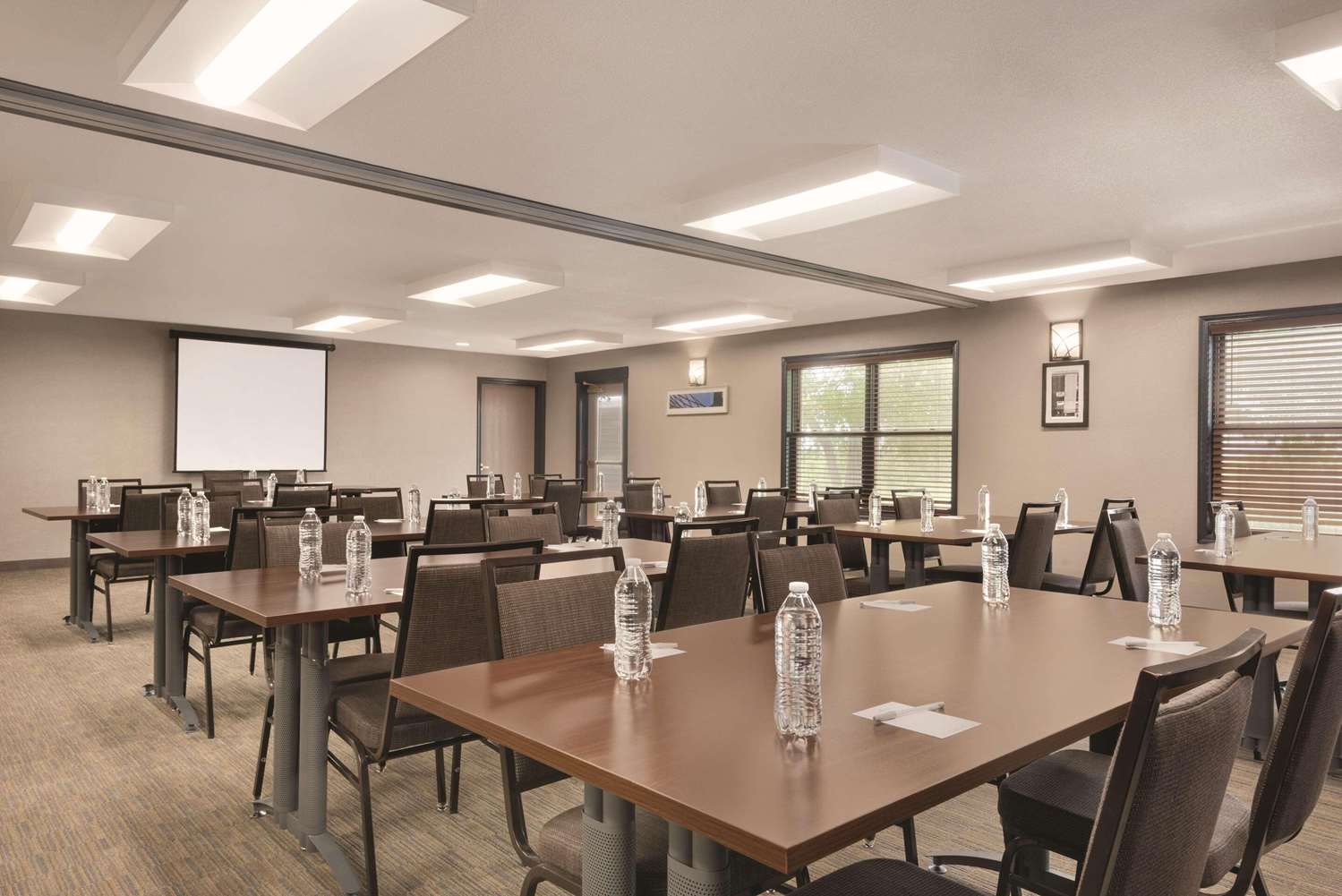 Country Inn & Suites by Radisson, Pella, IA 27/30
