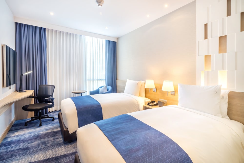Holiday Inn Express Bangkok Soi Soonvijai 7/42