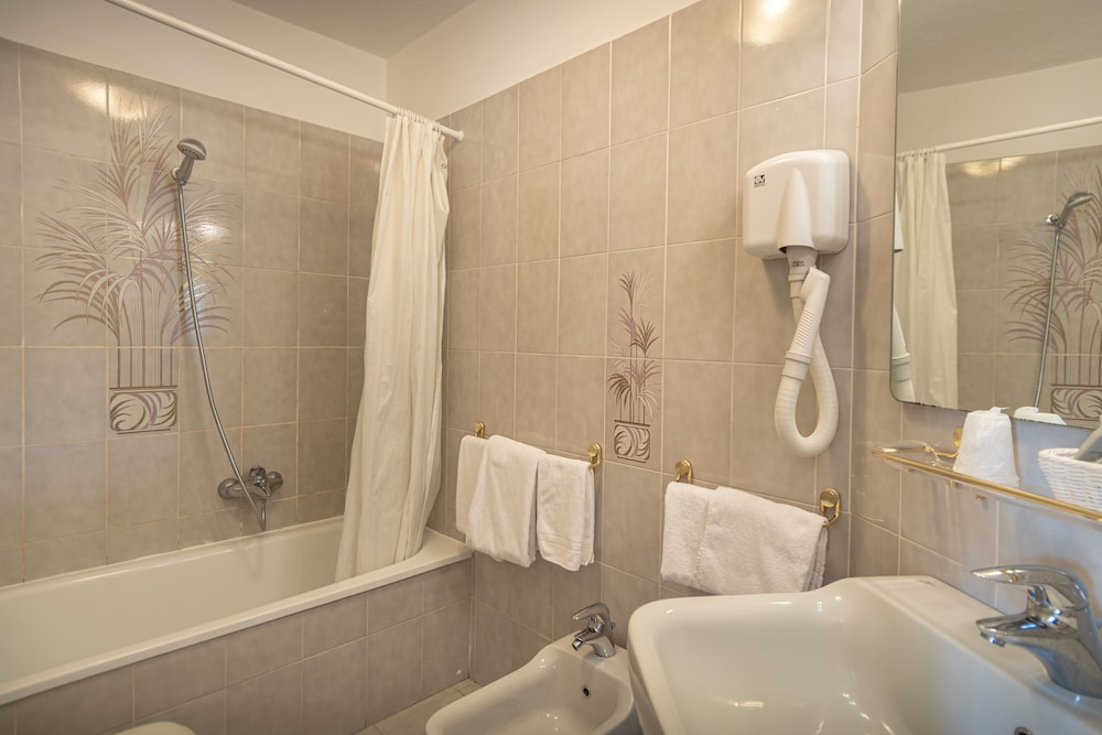 SUPERIOR, DOUBLE OR TWIN BED