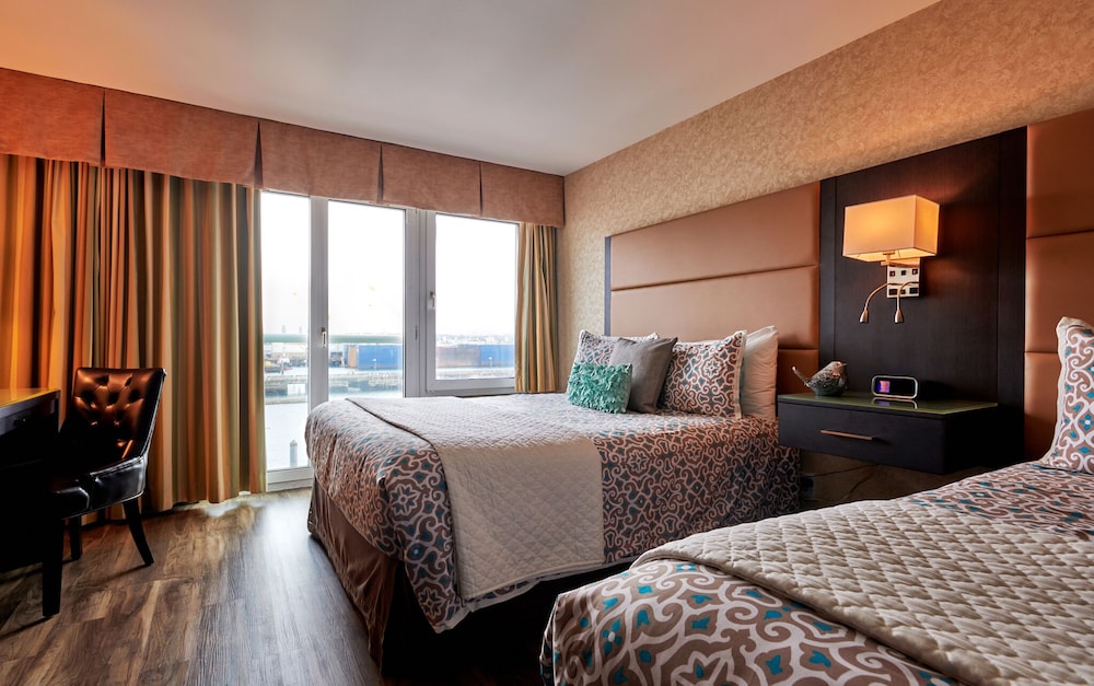 Lonsdale Quay Hotel 30/76