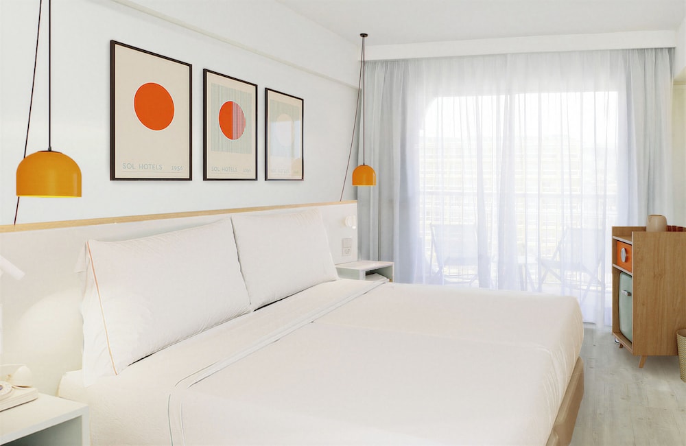 House, Twin Beds, Pool View