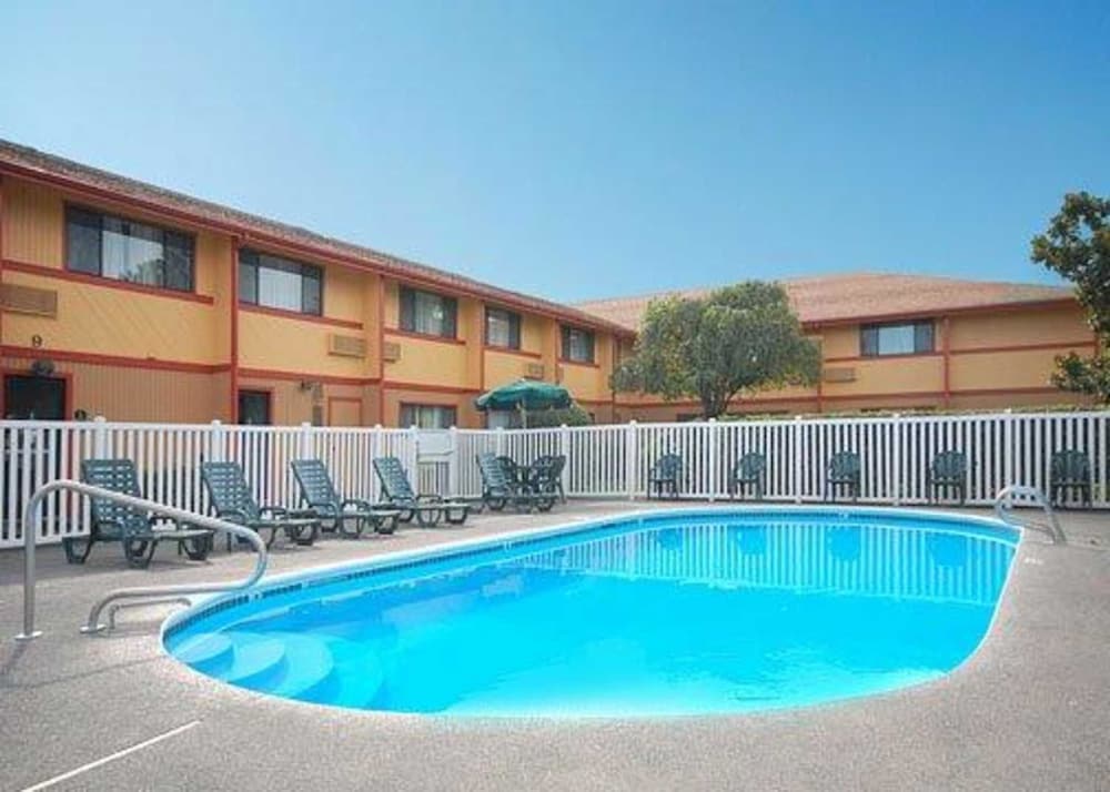 Quality Inn and Suites Medford Airport 2/51