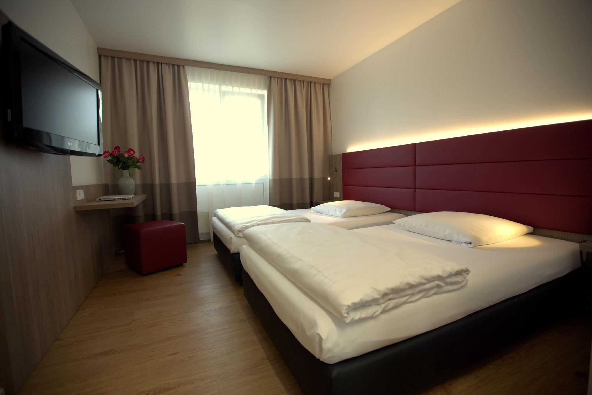 Room, Triple, 1 Queen and 1 Single Bed