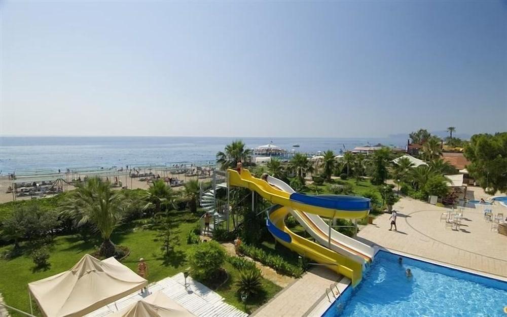 Aquabella Beach Hotel 12/20