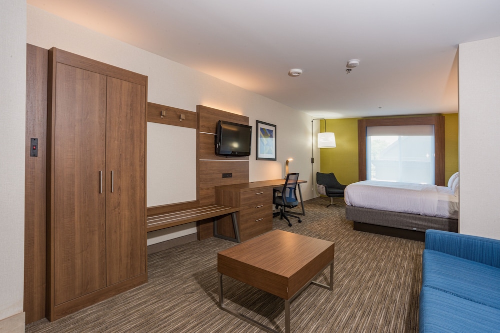 Holiday Inn Express Hotel And Suites Swansea 20/50