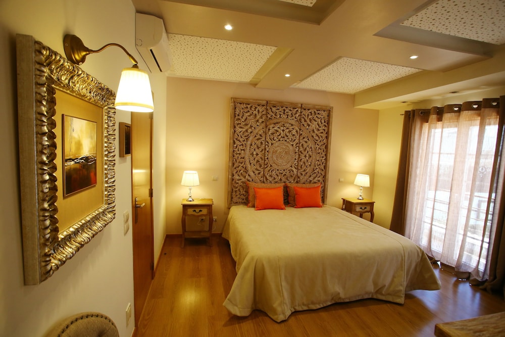 DELUXE, SUITE, JETTED TUB