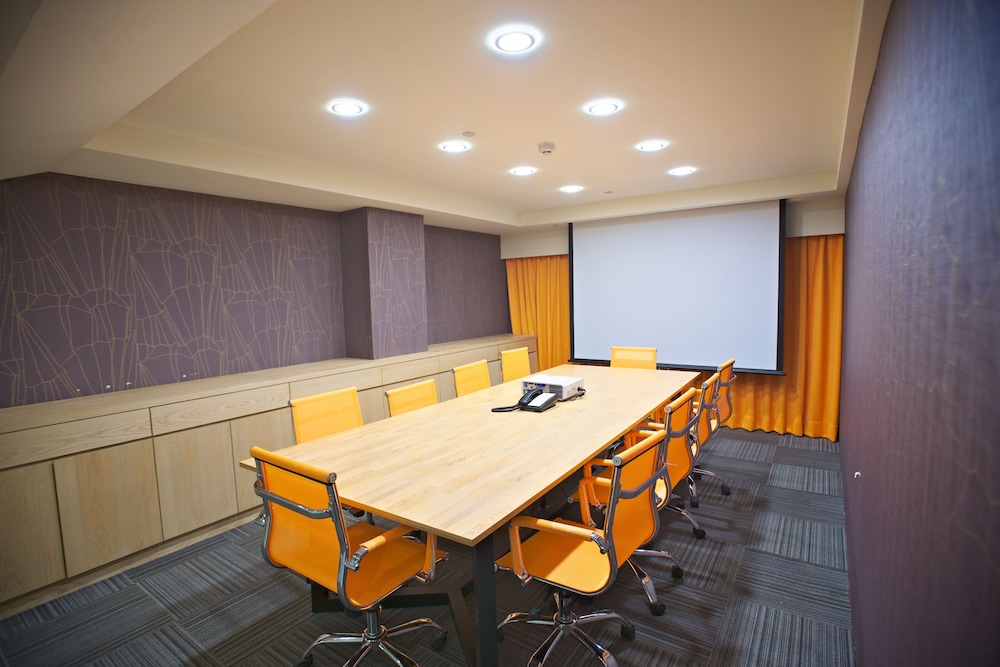 Fx Inn Kaohsiung Zhonghua Road Branch 47/56