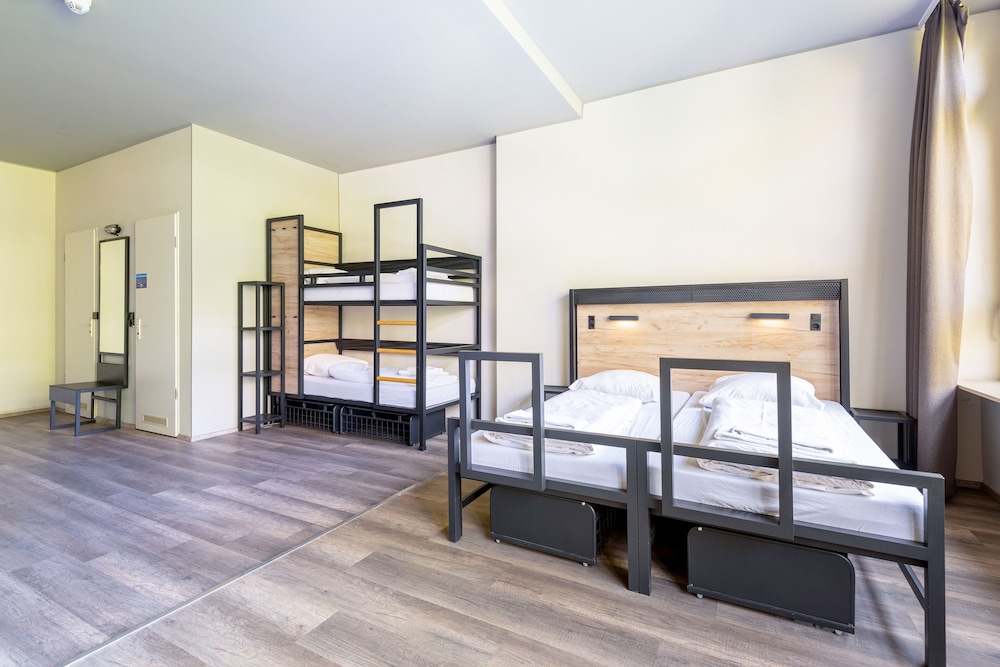 MIXED DORM, MULTIPLE BEDS