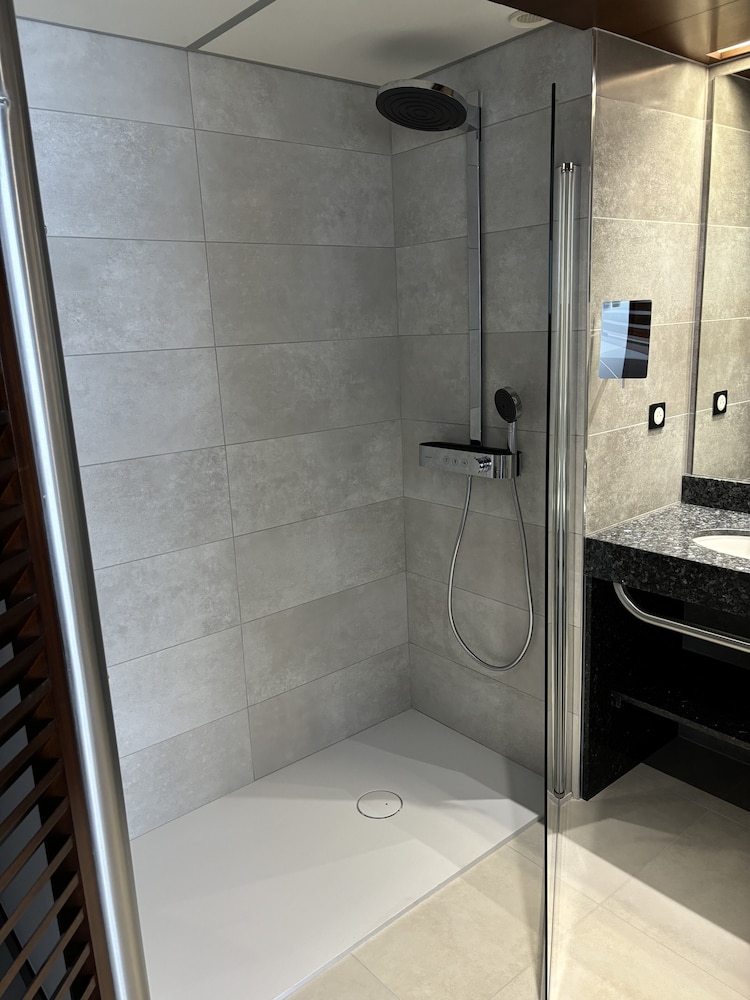 غرفة سوبيريور بسريرين منفصلين بإطلالة على المرسى، HOTEL LE GRAND PAVOIS 6/7