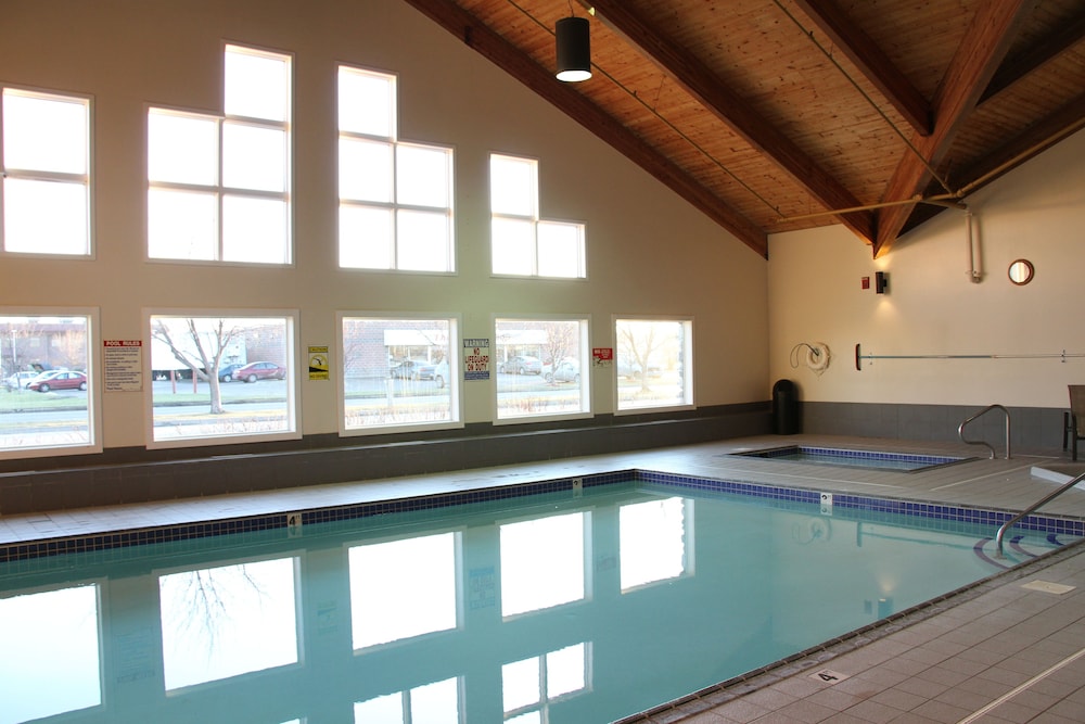 C Mon Inn Hotel Suites 36/46