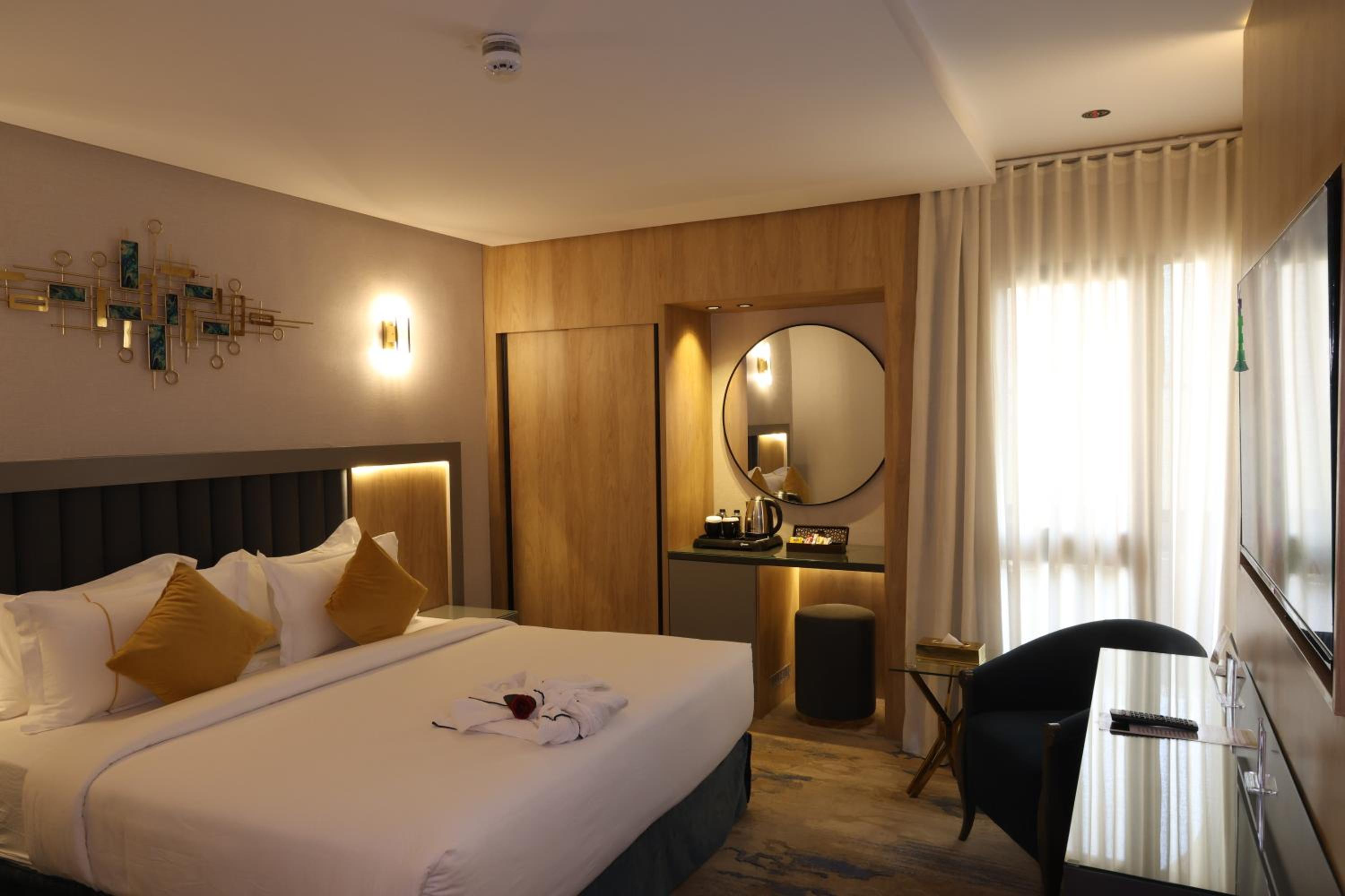 غرفة قياسية بسرير كينج وسرير كوين، فندق ايه دبليو الرياض(AW Hotel Riyadh) 2/10