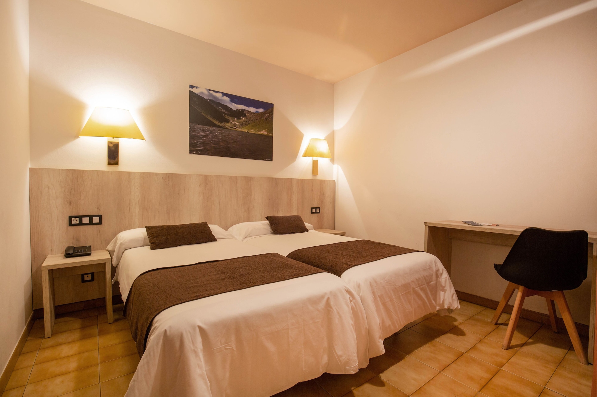 Interior, Triple, 3 Beds