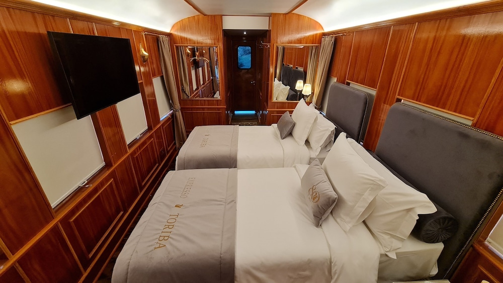 Express, Chalet, 2 Queen Beds
