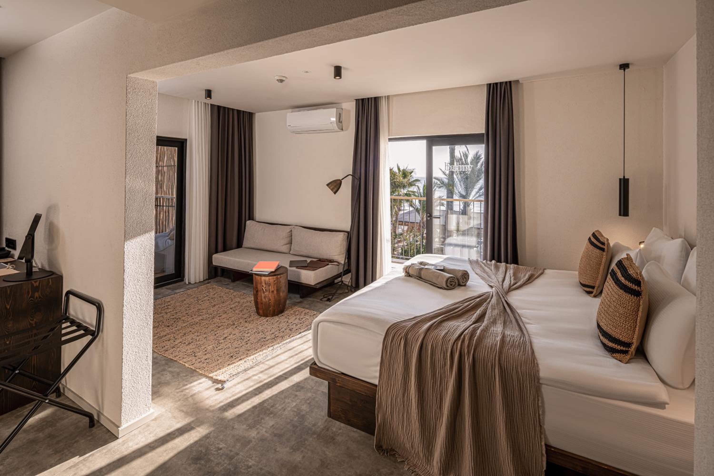 Deluxe, Double Bed, Lateral Side Sea View