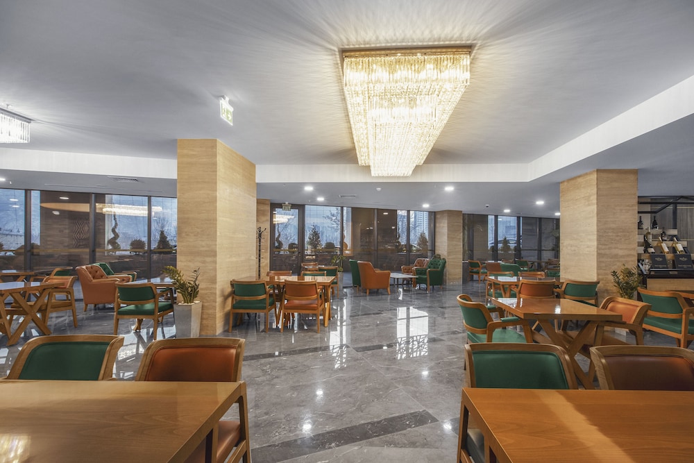 Royal Tulip Hotel and Casino Jewel 35/45