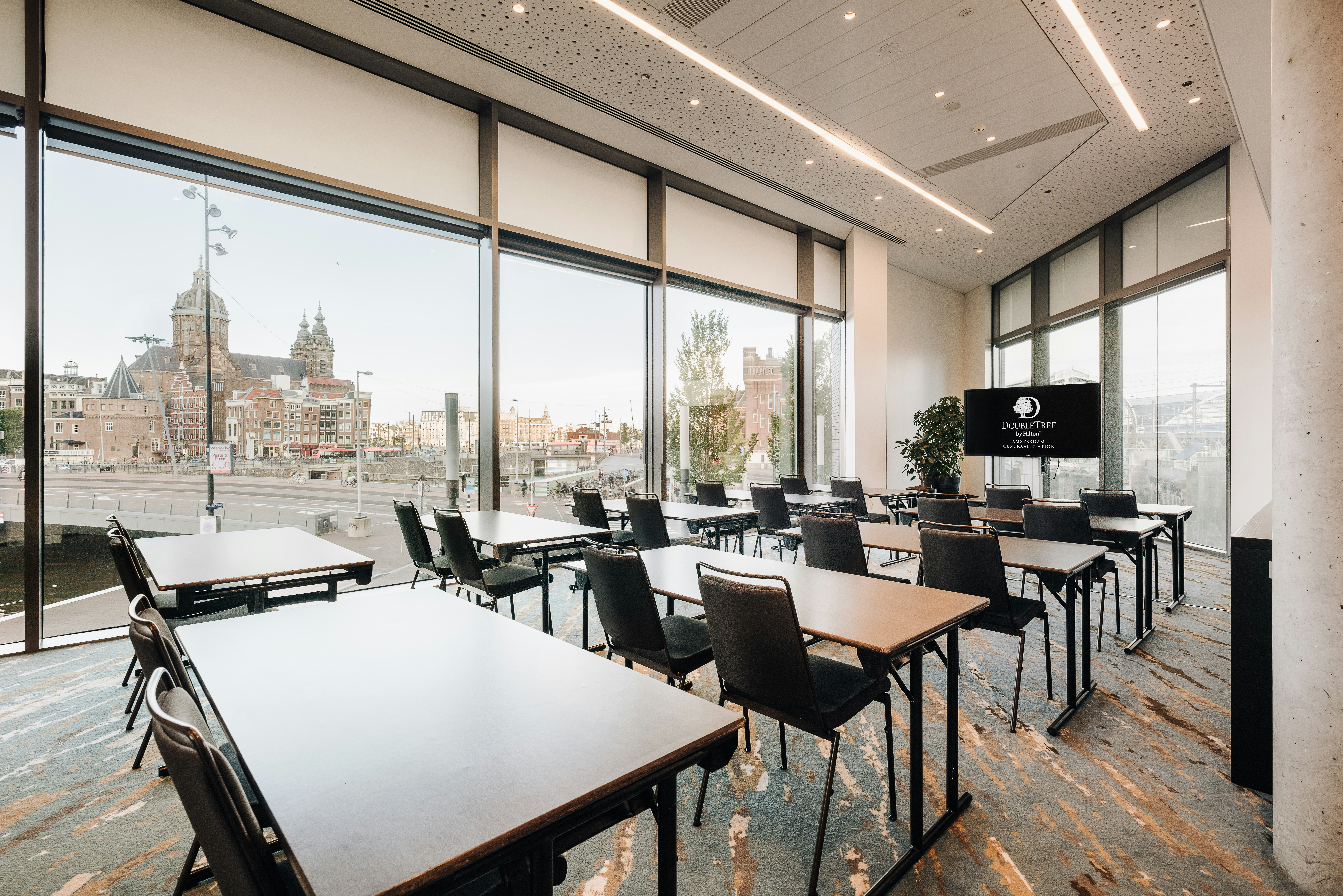 Doubletree By Hilton Amsterdam Centraal Station 55/88
