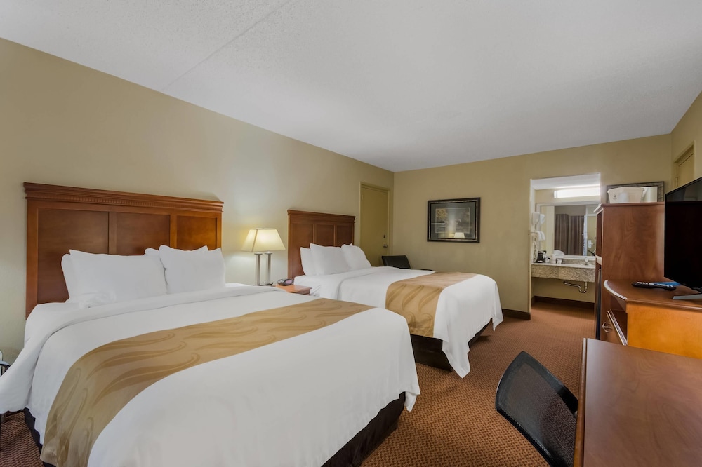 Standard, 2 Queen Beds, Pool Side