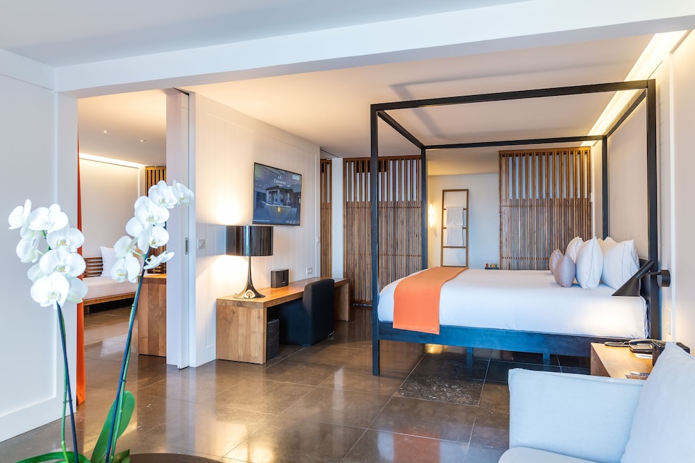 Ocean, Spa, Suite, King Bed, 2 Sofa