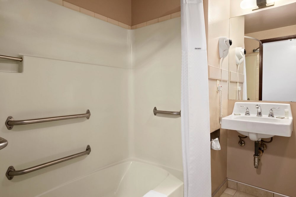 Super 8 by Wyndham Coeur d'Alene 8/32